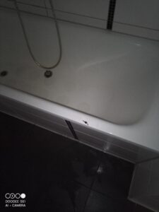 Splitter Badewanne vor Reparatur